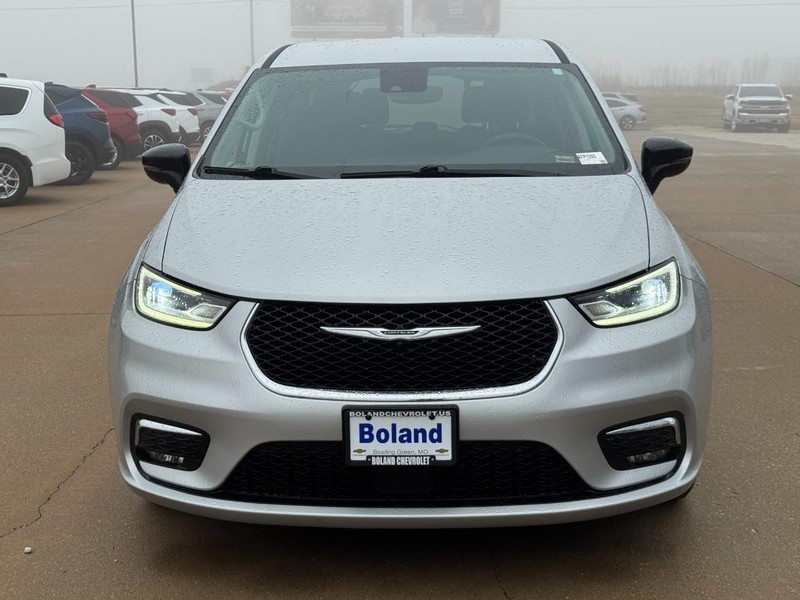 Chrysler Pacifica Vehicle Image 09