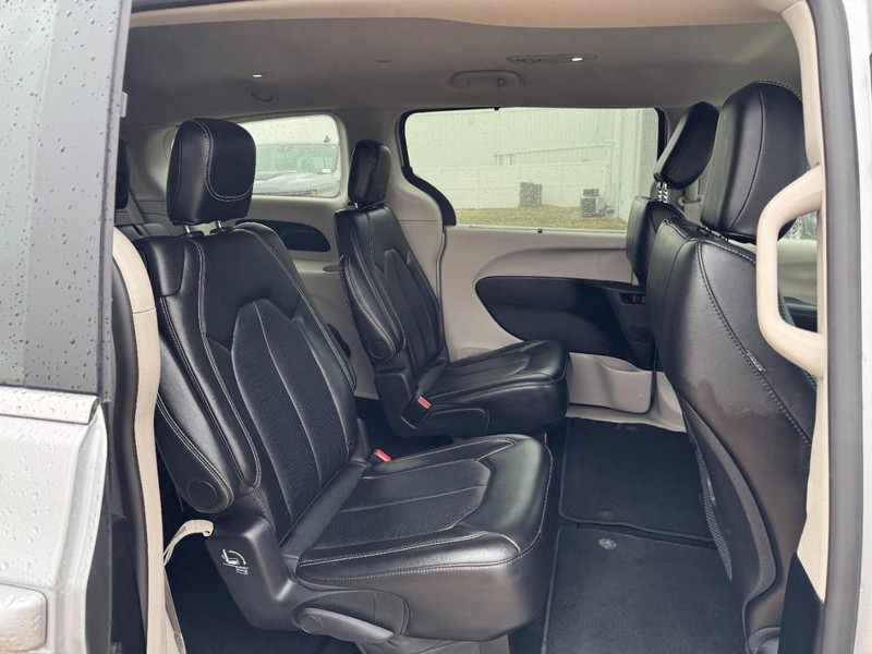 Chrysler Pacifica Vehicle Image 10