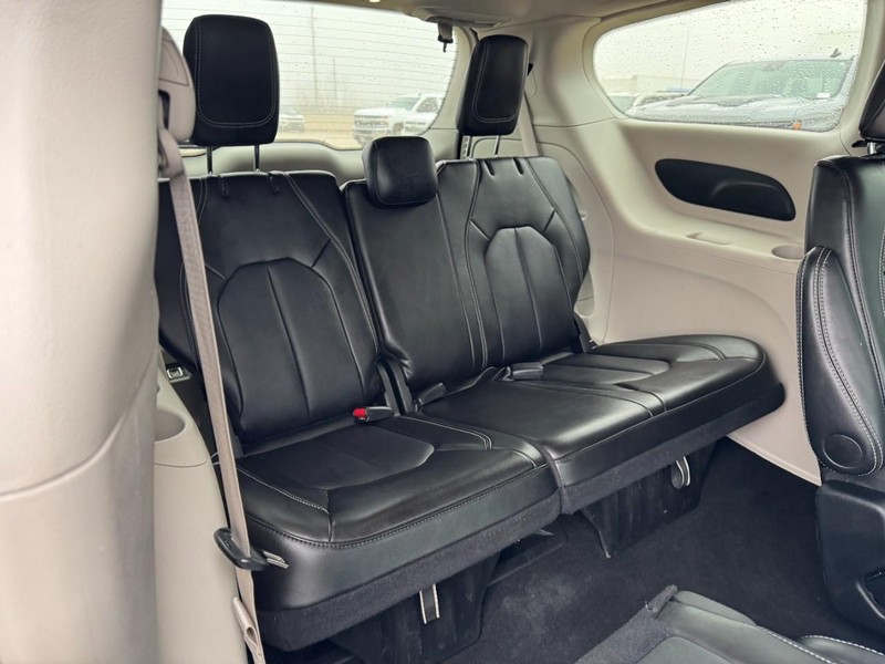 Chrysler Pacifica Vehicle Image 11