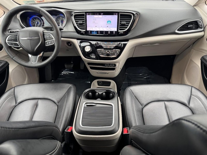 Chrysler Pacifica Vehicle Image 12
