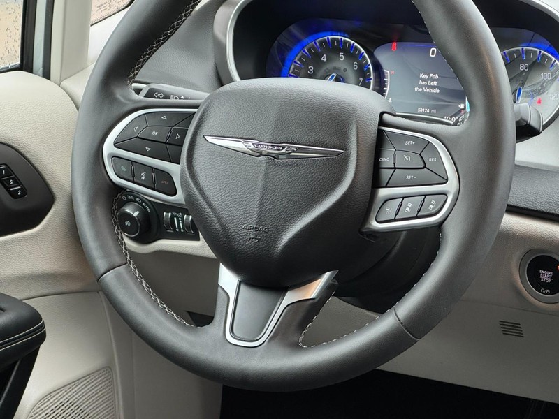 Chrysler Pacifica Vehicle Image 13