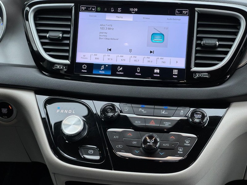 Chrysler Pacifica Vehicle Image 14