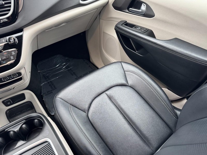 Chrysler Pacifica Vehicle Image 15