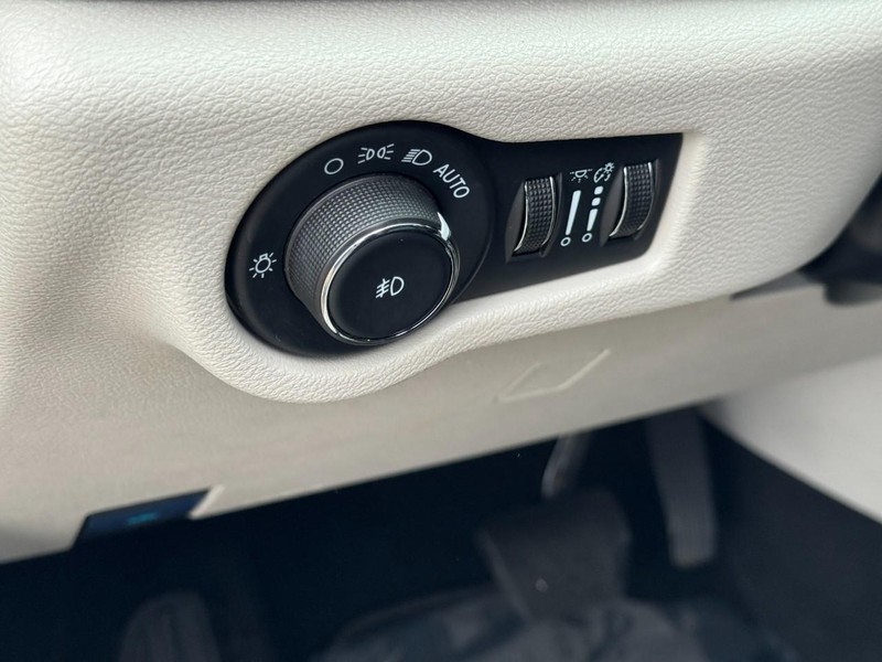 Chrysler Pacifica Vehicle Image 16