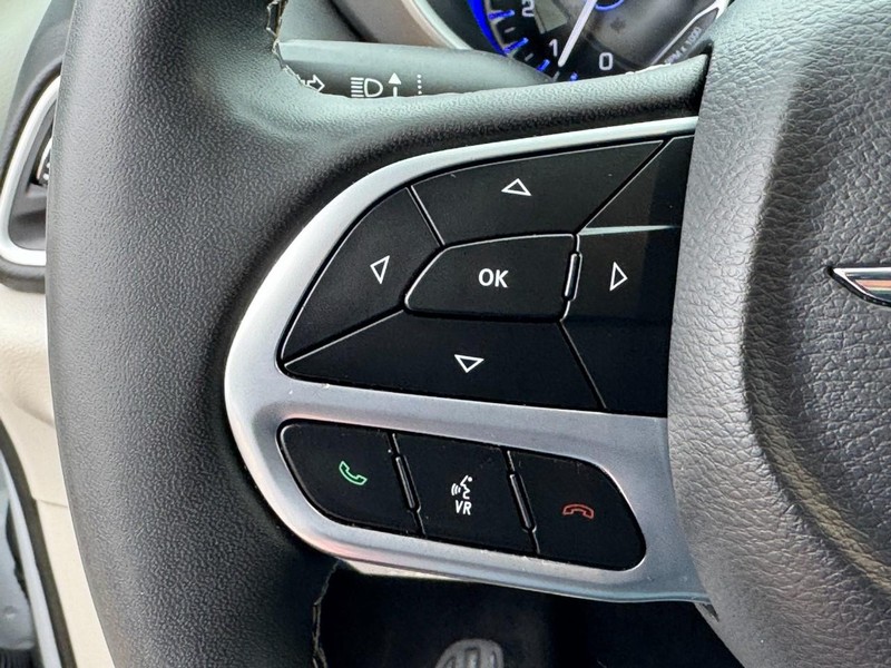 Chrysler Pacifica Vehicle Image 17