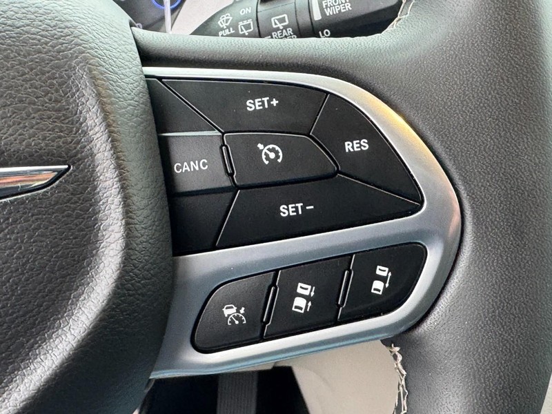 Chrysler Pacifica Vehicle Image 18