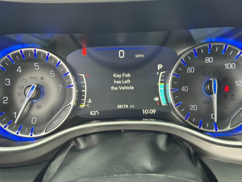 Chrysler Pacifica Vehicle Image 19