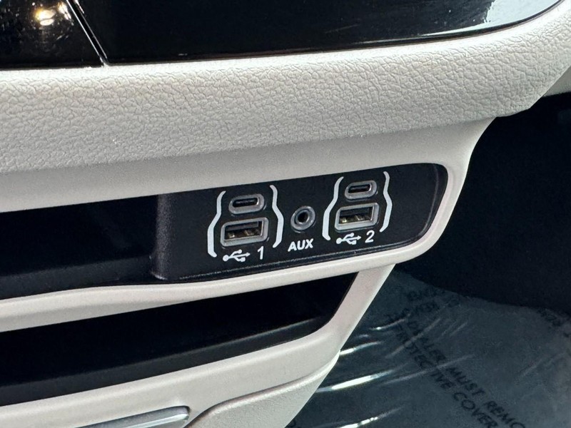 Chrysler Pacifica Vehicle Image 21