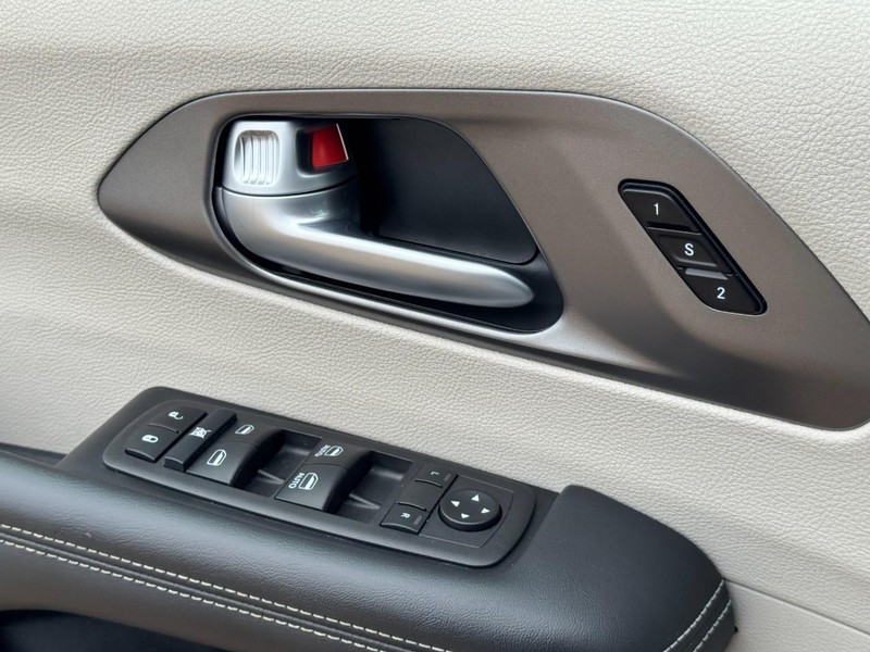 Chrysler Pacifica Vehicle Image 22