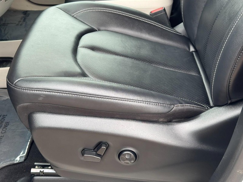 Chrysler Pacifica Vehicle Image 23