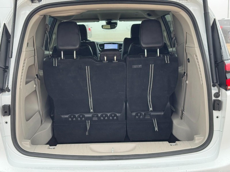 Chrysler Pacifica Vehicle Image 04