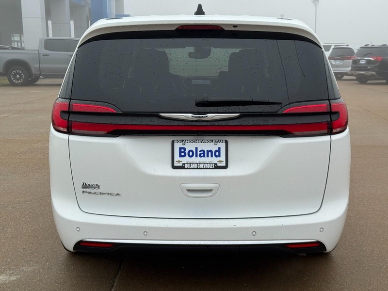 Chrysler Pacifica Vehicle Image 05