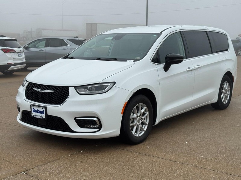 Chrysler Pacifica Vehicle Image 08