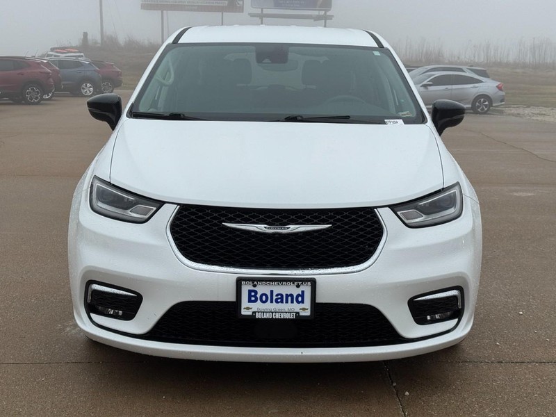 Chrysler Pacifica Vehicle Image 09