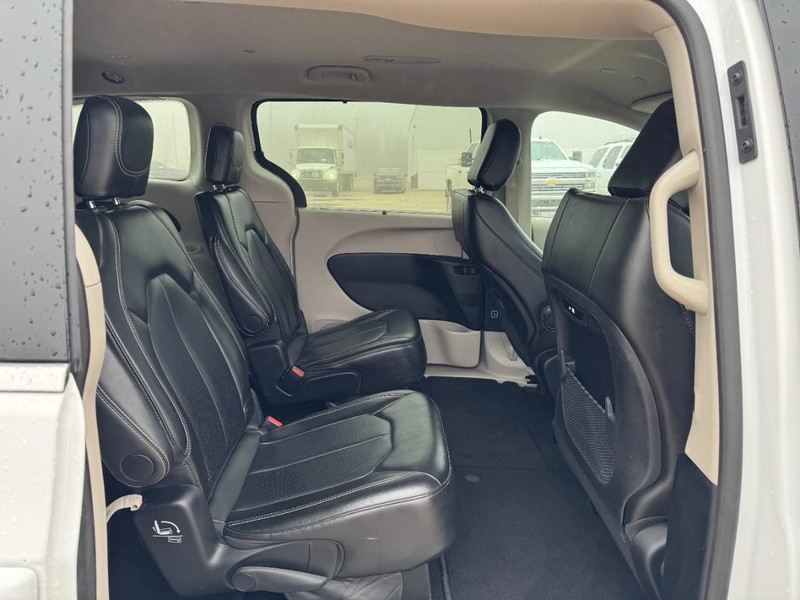 Chrysler Pacifica Vehicle Image 10