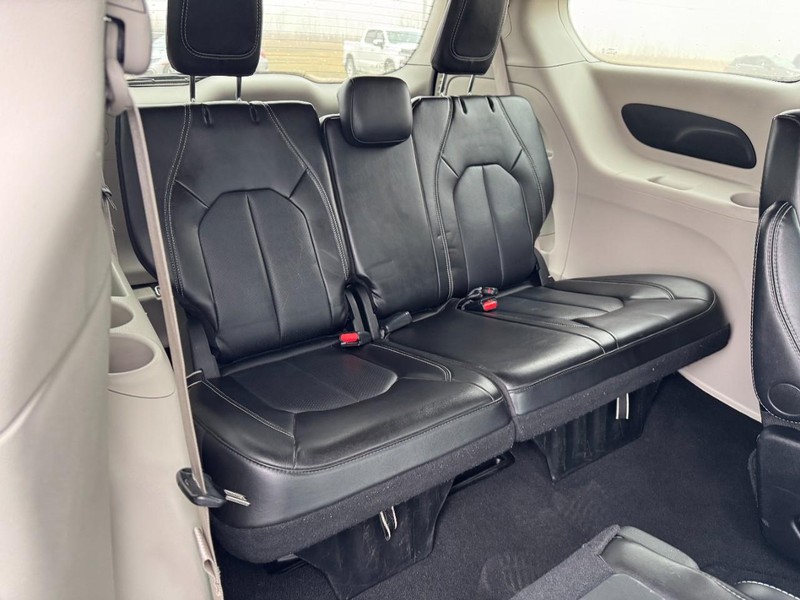 Chrysler Pacifica Vehicle Image 11