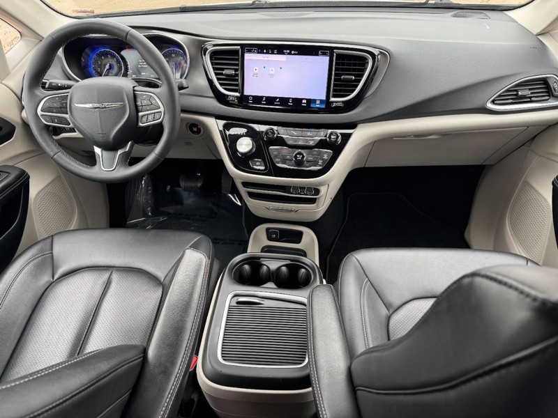 Chrysler Pacifica Vehicle Image 12