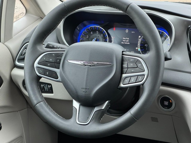 Chrysler Pacifica Vehicle Image 13