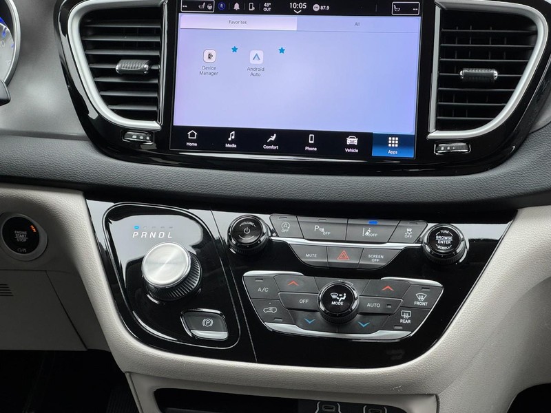 Chrysler Pacifica Vehicle Image 14