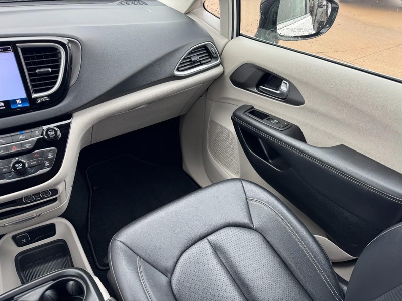 Chrysler Pacifica Vehicle Image 15