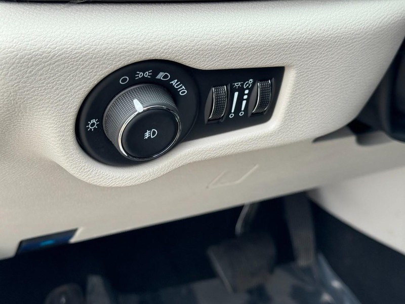 Chrysler Pacifica Vehicle Image 16