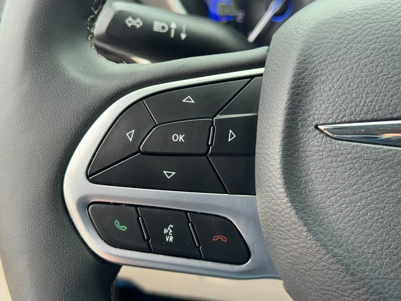 Chrysler Pacifica Vehicle Image 17