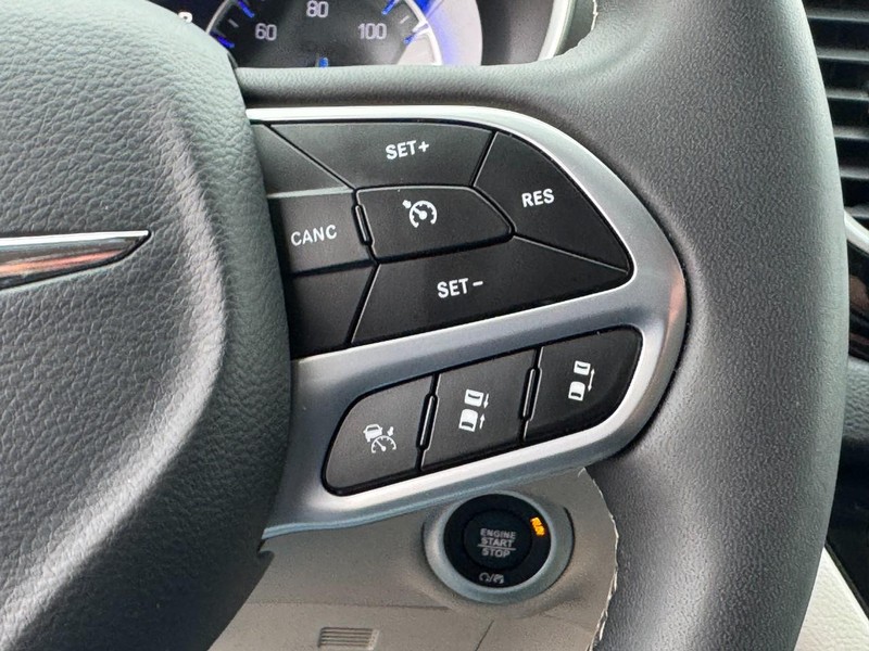 Chrysler Pacifica Vehicle Image 18