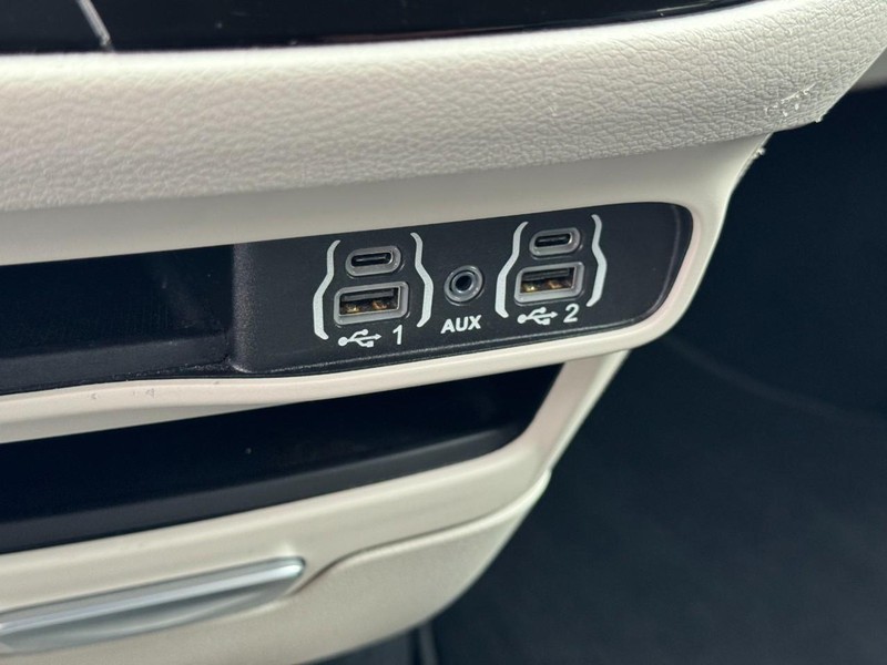 Chrysler Pacifica Vehicle Image 21