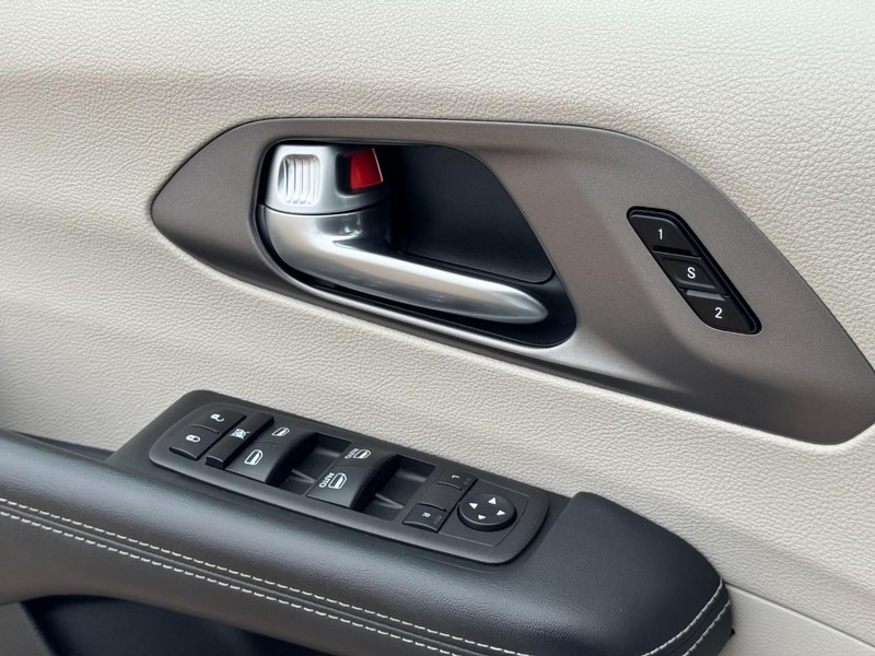 Chrysler Pacifica Vehicle Image 22