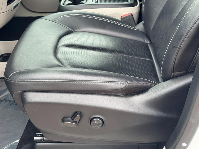 Chrysler Pacifica Vehicle Image 23