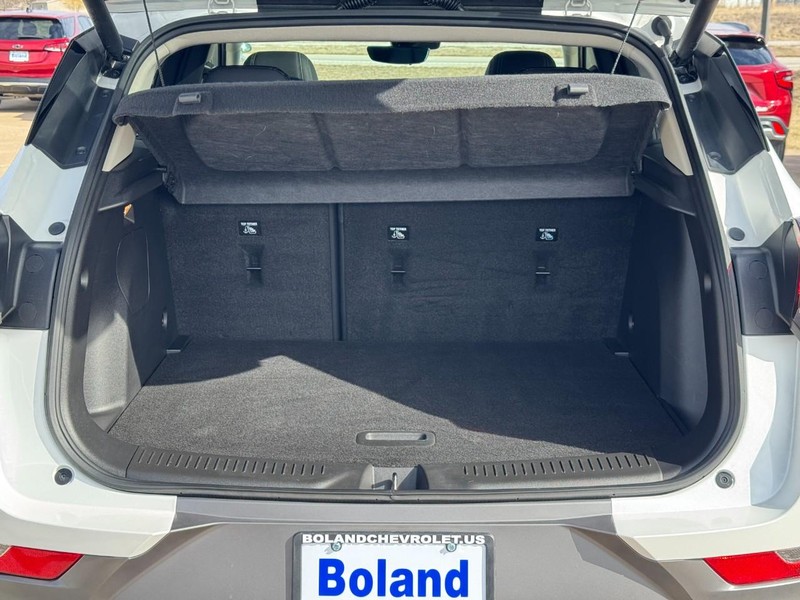 Buick Encore GX Vehicle Full-screen Gallery Image 04