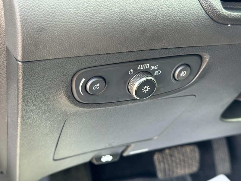 Buick Encore GX Vehicle Full-screen Gallery Image 16