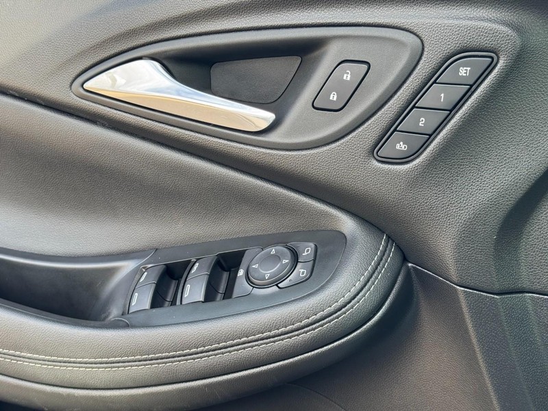 Buick Encore GX Vehicle Full-screen Gallery Image 24