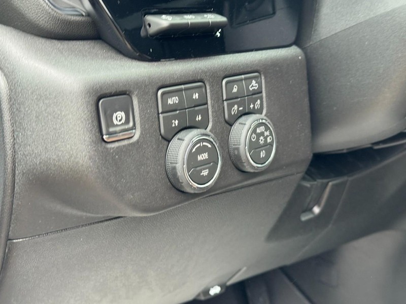 Chevrolet Silverado 3500HD Vehicle Image 14