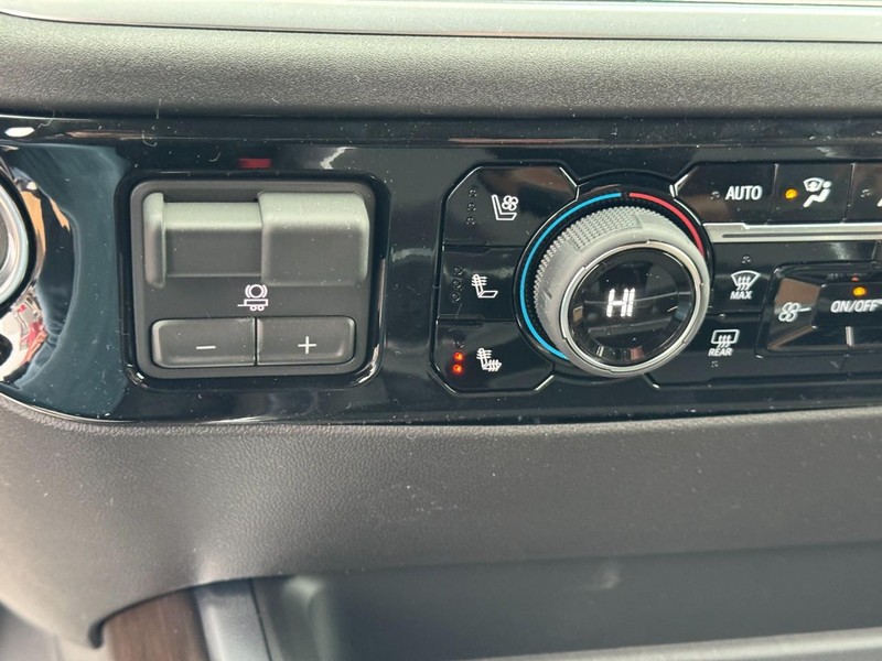 Chevrolet Silverado 3500HD Vehicle Image 17