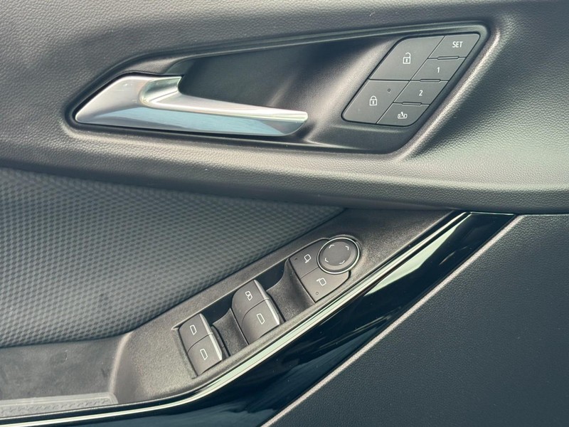 Chevrolet Equinox Vehicle Full-screen Gallery Image 23