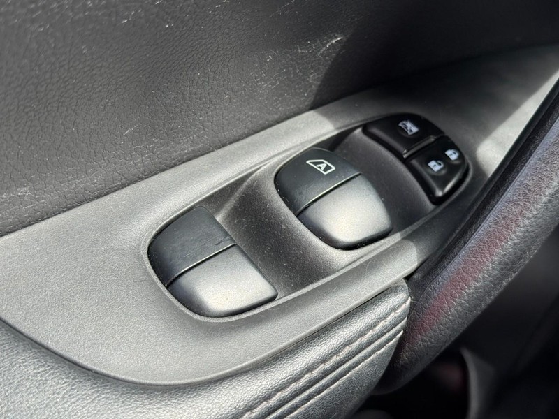 Nissan Rogue Sport Vehicle Image 21