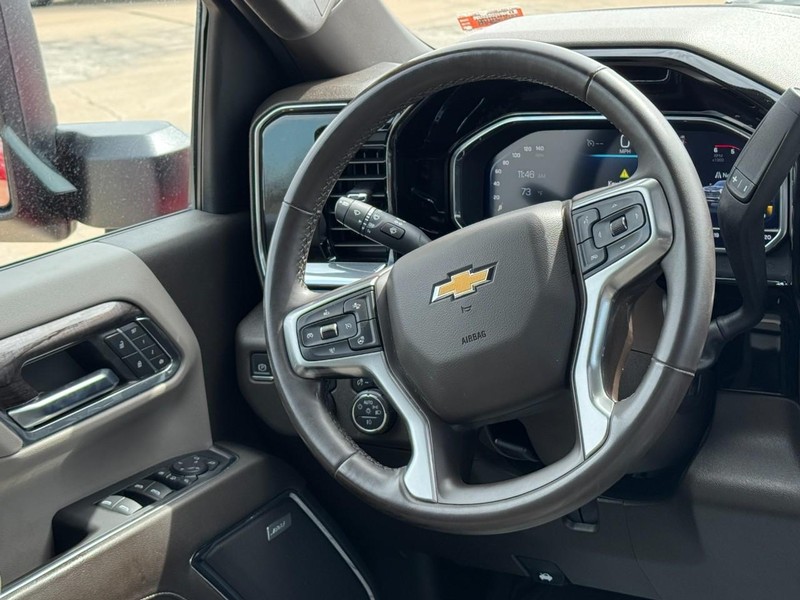 Chevrolet Silverado 3500HD Vehicle Full-screen Gallery Image 12