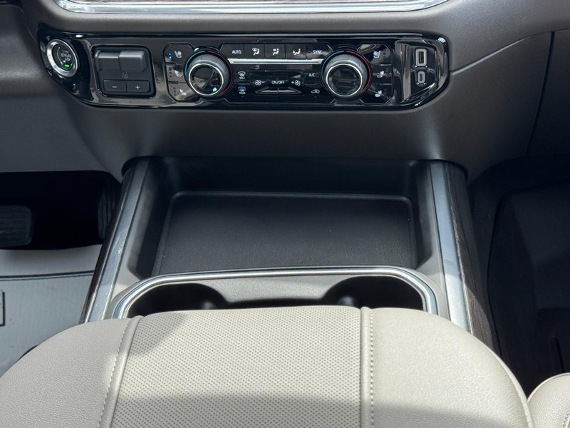 Chevrolet Silverado 3500HD Vehicle Full-screen Gallery Image 14