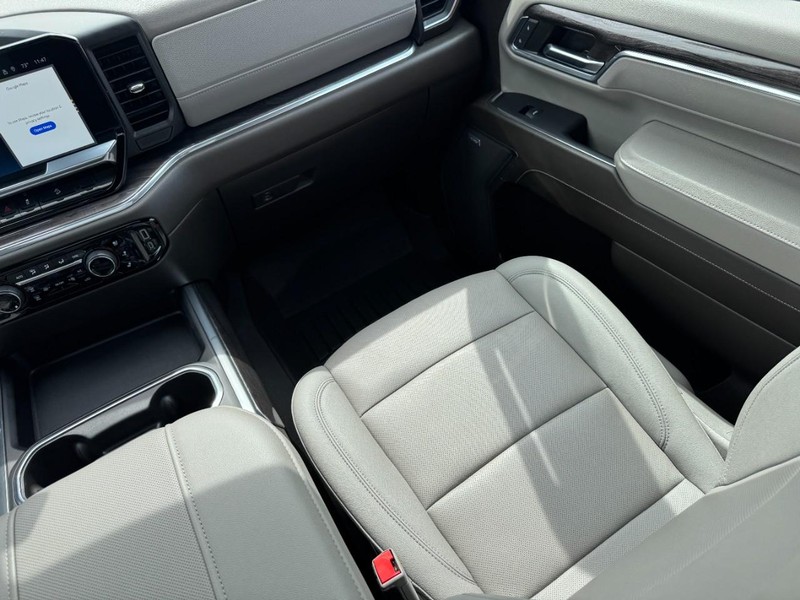 Chevrolet Silverado 3500HD Vehicle Full-screen Gallery Image 15