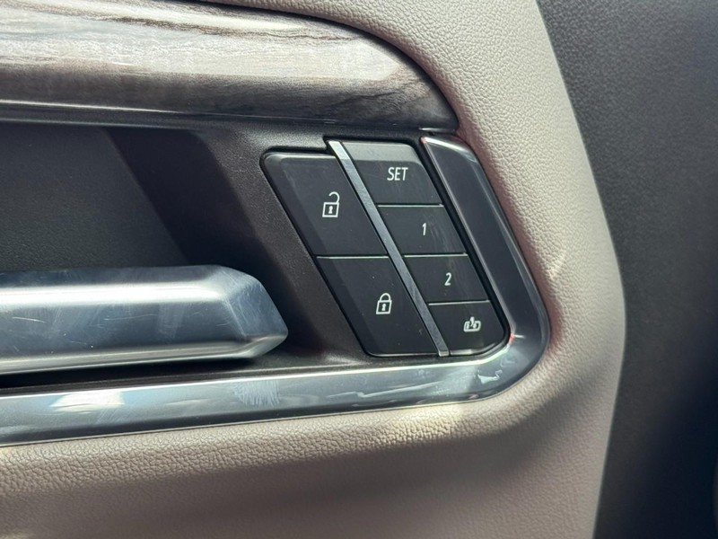 Chevrolet Silverado 3500HD Vehicle Full-screen Gallery Image 16