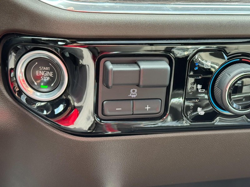 Chevrolet Silverado 3500HD Vehicle Full-screen Gallery Image 20