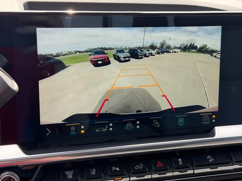 Chevrolet Silverado 3500HD Vehicle Full-screen Gallery Image 21