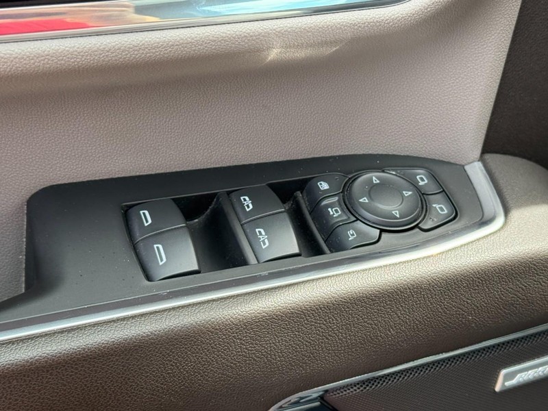 Chevrolet Silverado 3500HD Vehicle Full-screen Gallery Image 22