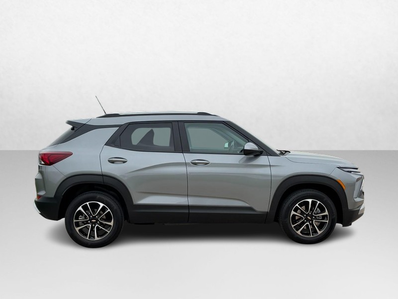 Chevrolet TrailBlazer Vehicle Full-screen Gallery Image 02