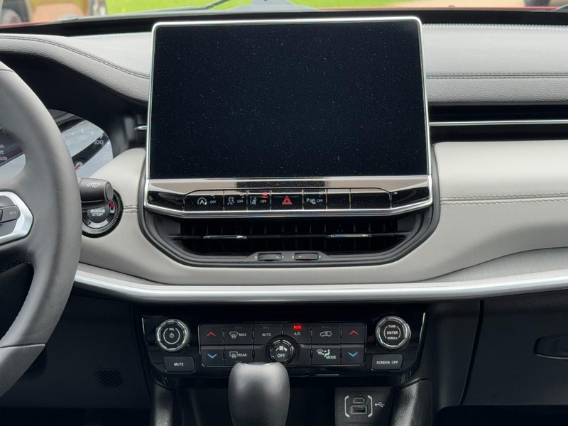 Jeep Compass Vehicle Image 13