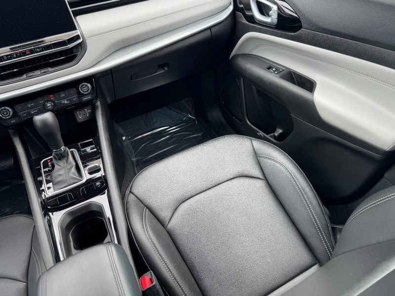 Jeep Compass Vehicle Image 15