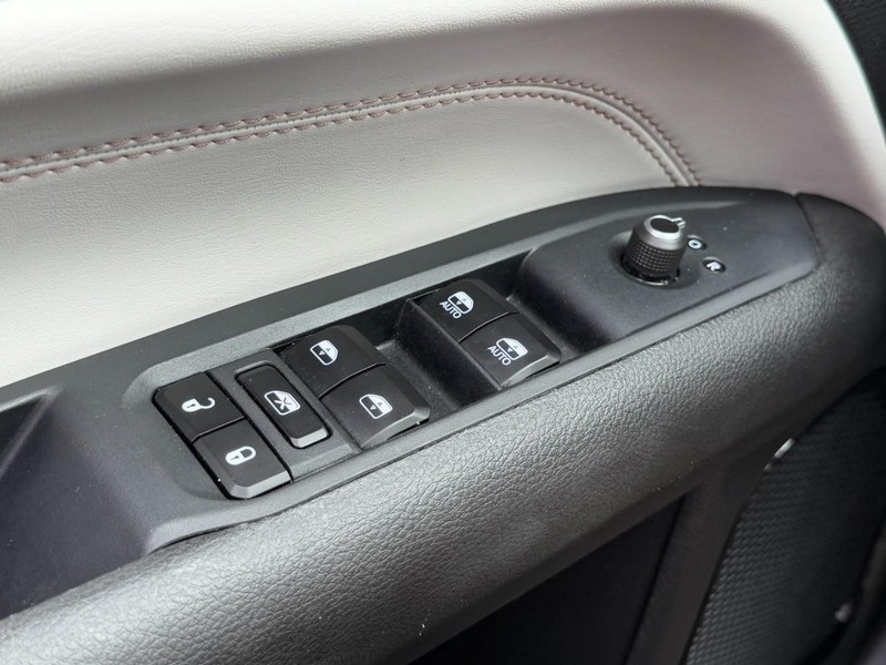 Jeep Compass Vehicle Image 21