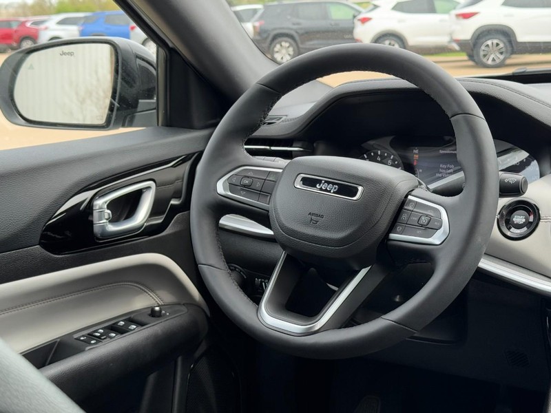 Jeep Compass Vehicle Image 12