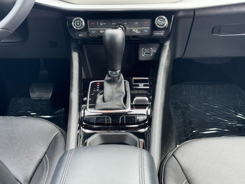 Jeep Compass Vehicle Image 14